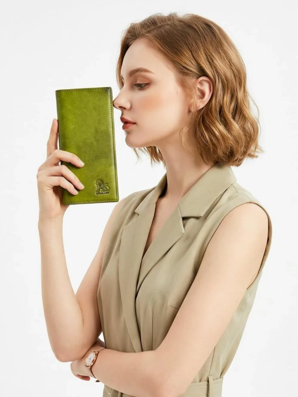 Vintage Leather Bifold Wallet - RFID Blocking, ID Window, Multi-Card Slots
